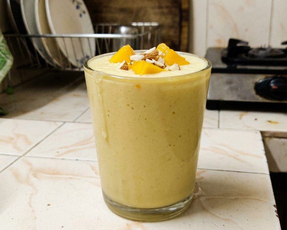 टाइटल: रेस्टोरेंट स्टाइल मैंगो शेक: घर पर 5 मिनट में बनाएं (Restaurant Style Mango Shake Recipe)