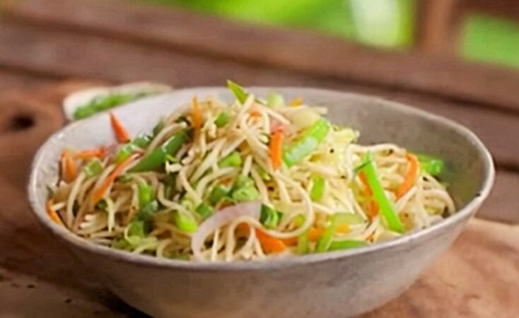 Veg Hakka Noodles’ रेस्टोरेंट स्टायल वेज हक्का नूडल्स अब घर पर! सिर्फ 10 मिनट में (Restaurant Style Veg Hakka Noodles at Home in Just 10 Minutes! 🍜)