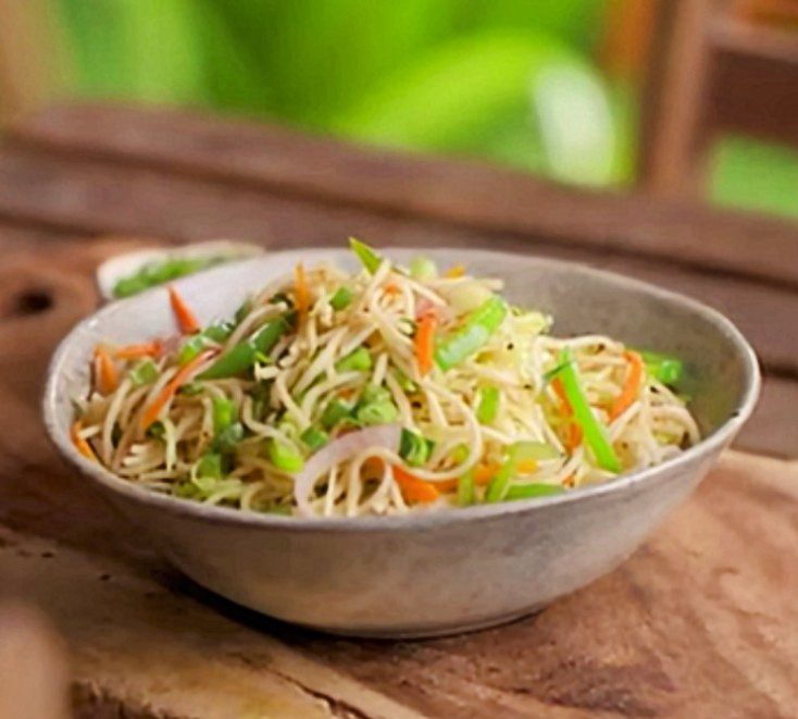 Veg Hakka Noodles’ रेस्टोरेंट स्टायल वेज हक्का नूडल्स अब घर पर! सिर्फ 10 मिनट में (Restaurant Style Veg Hakka Noodles at Home in Just 10 Minutes! 🍜)