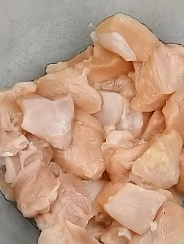 Restaurant style chilli chicken recipe ke liye kate hue kache chicken ke pieces