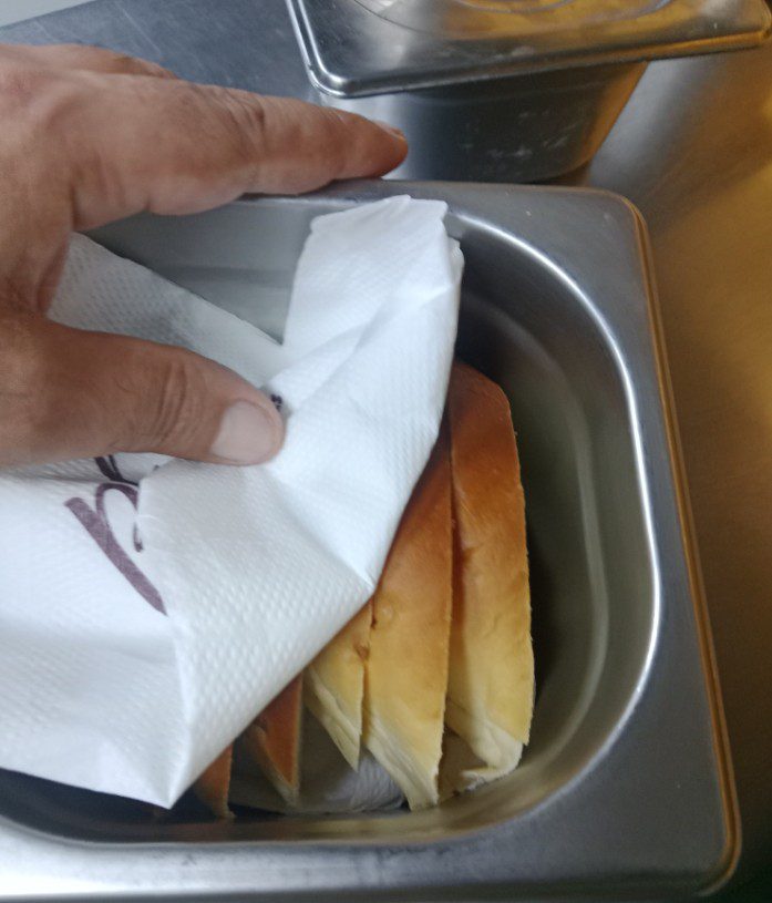 garlic bread ko fungus se kaise bachaye tissue paper me lapet kar